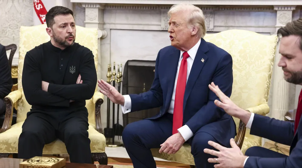 الرئيس الأوكراني فولوديمير زيلينسكي (يسار) يتحدث مع الرئيس الأميركي دونالد ترمب (وسط) ونائب الرئيس الأميركي جيه دي فانس (يمين) في المكتب البيضاوي بالبيت الأبيض (إ.ب.أ)
