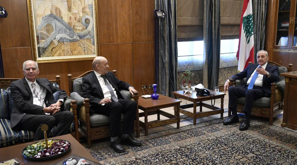 رئيس البرلمان نبيه بري مجتمعاً مع الموفد الفرنسي جان إيف لودريان (رئاسة البرلمان)