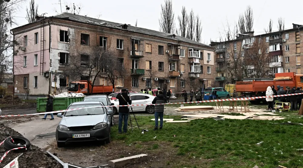 وزارة الطاقة الأوكرانية تقول إن ما يقرب من نصف سكان العاصمة كييف يعانون من انقطاع التيار الكهربائي (د.ب.أ)