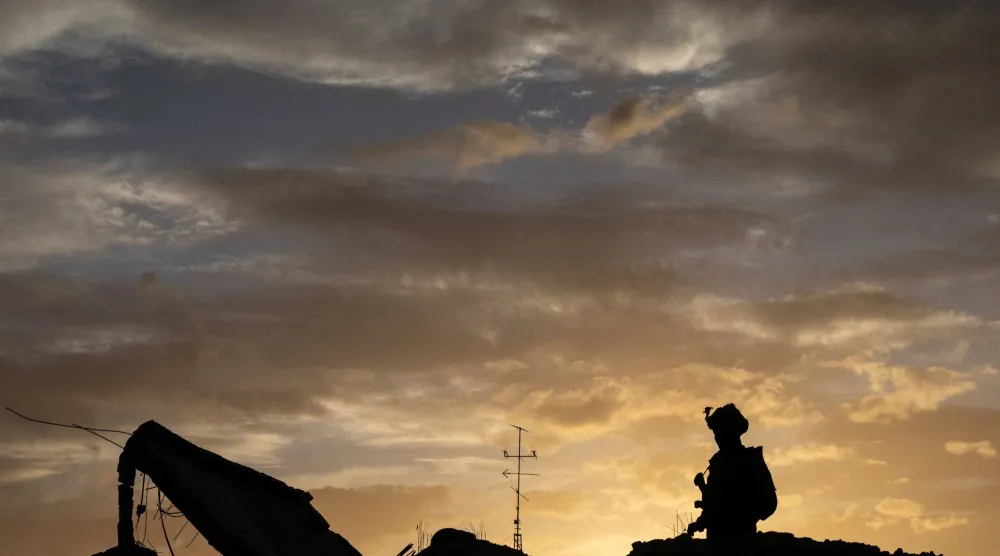 جندي إسرائيلي يقف وسط الأنقاض في رفح جنوب قطاع غزة يوم الاثنين (رويترز)