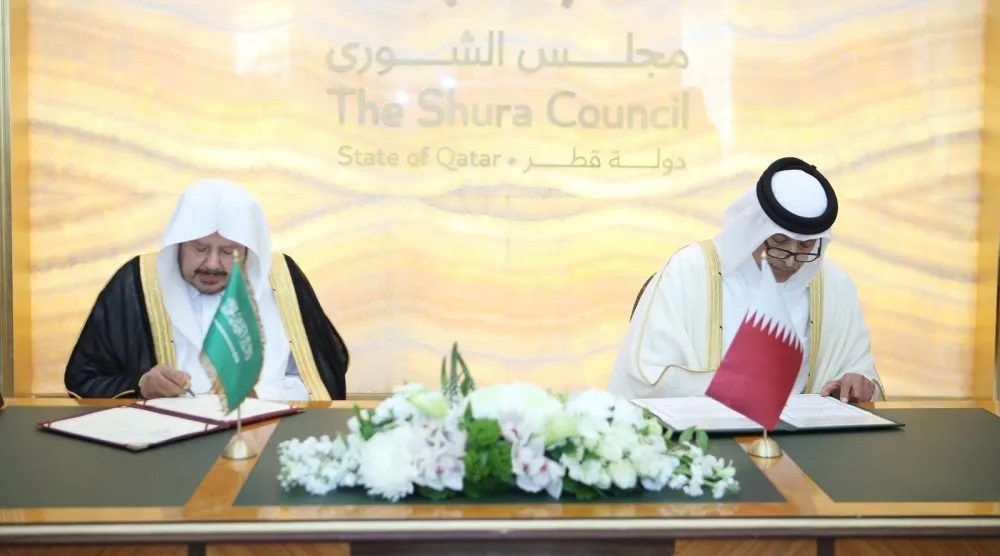رئيس مجلس الشورى السعودي الدكتور عبد الله آل الشيخ ونظيره القطري حسن الغانم يوقعان مذكرة التفاهم (واس)