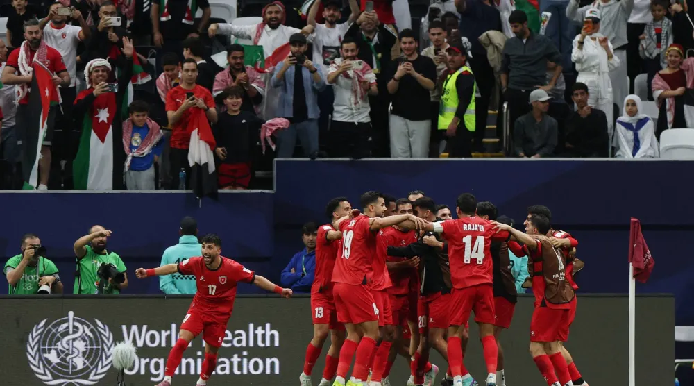 فرحة لاعبي الأردن بالفوز الكبير على مصر (رويترز)