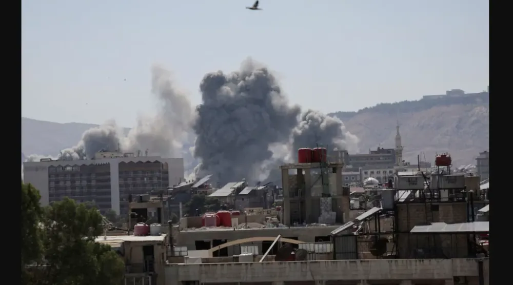 İsrail'in geçtiğimiz yaz Şam'a düzenlediği hava saldırıları sonrasında yükselen dumanlar (Reuters)