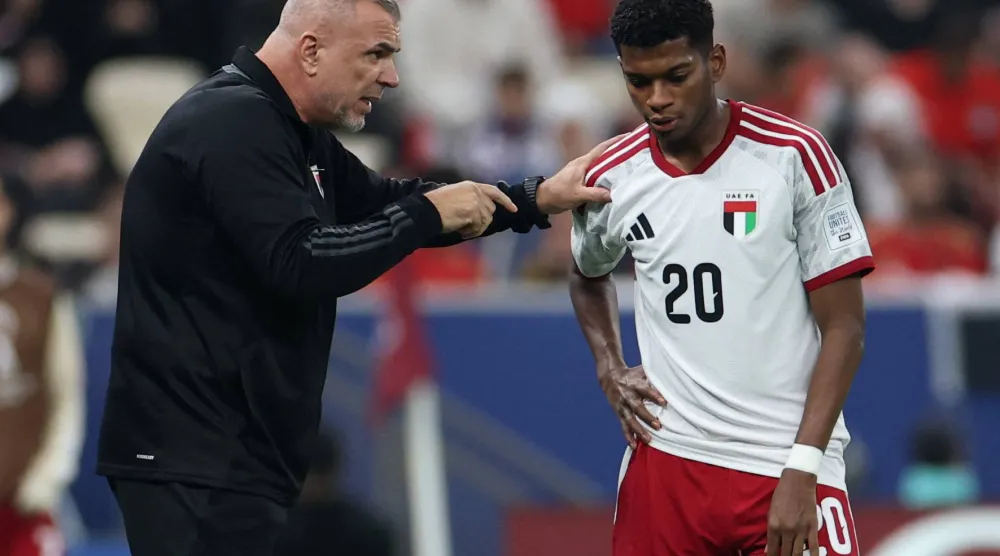 الروماني كوزمين أولاريو المدير الفني لمنتخب الإمارات (رويترز)
