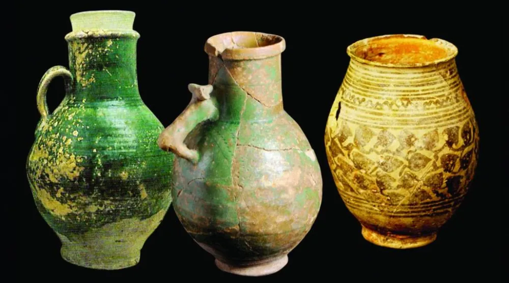 قطع فخارية من محفوظات متحف البحرين الوطني بالمنامة مصدرها موقع مدافن دار كليب في المحافظة الشمالية