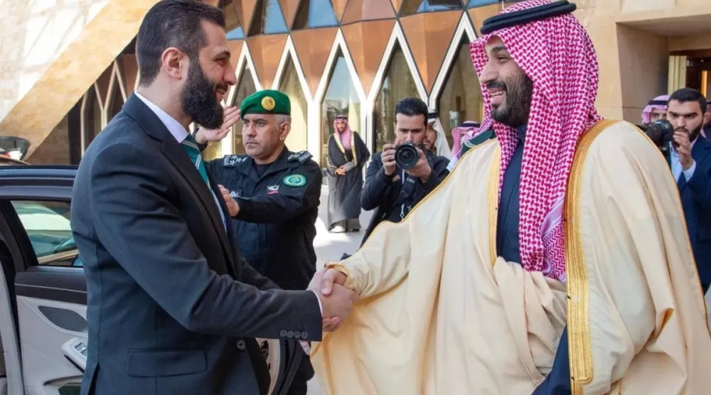 ولي العهد السعودي الأمير محمد بن سلمان مستقبلاً الرئيس السوري أحمد الشرع في الرياض فبراير الماضي (واس)