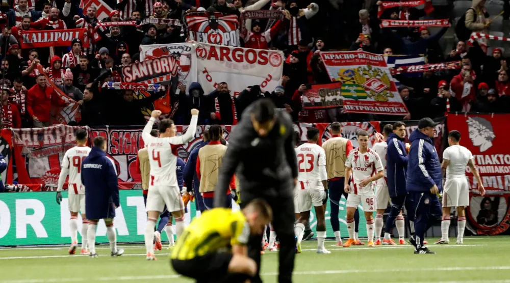 احتفالية لاعبي أولمبياكوس اليوناني مع جماهيرهم الزائرة في آستانة (أ.ف.ب)