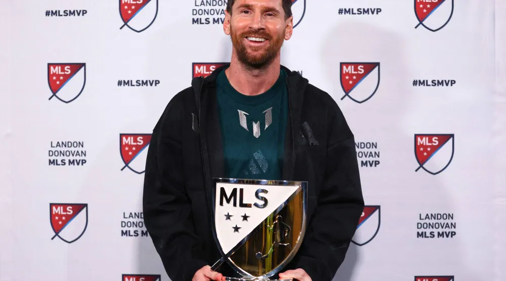 النجم الأرجنتيني ليونيل ميسي يحمل جائزة الأفضل في الدوري الأميركي (إ.ب.أ)