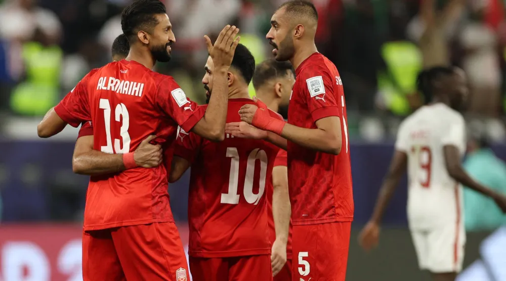 احتفالية لاعبي البحرين بالفوز على السودان (رويترز)