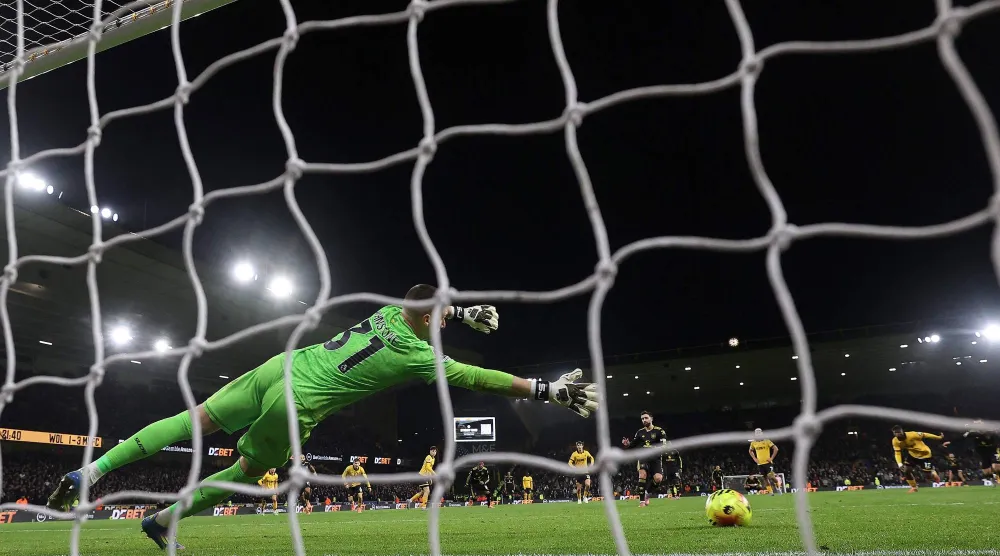 فرنانديز يسجل هدفه الثاني من رباعية يونايتد من ركلة جزاء في شباك ولفرهامبتون (ا ف ب)