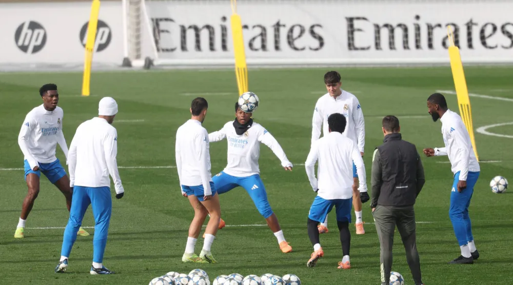 لاعبو ريال مدريد خلال التدريب الأخير قبل مواجهة سيتي الصعبة اليوم (ا ف ب)