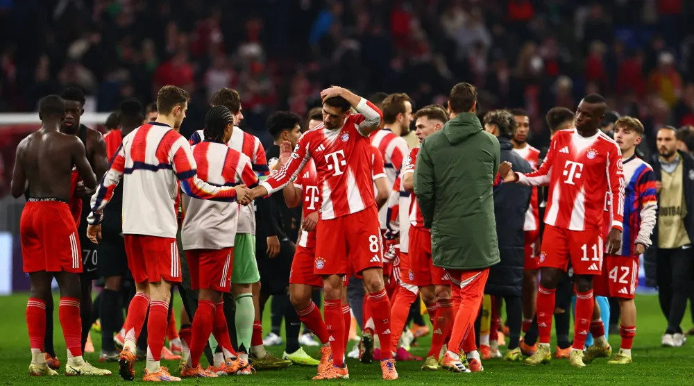 احتفالية لاعبي بايرن ميونيخ بعد الفوز على سبورتنغ (إ.ب.أ)