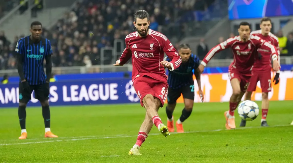 المجري دومينيك سوبوسلاي لحظة تسجيله هدف الفوز لليفربول (أ.ب)