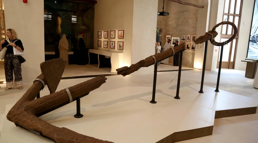 هلب من سفينة غارقة في البحر الأحمر في مقدمة العرض (تصوير: غازي مهدي)