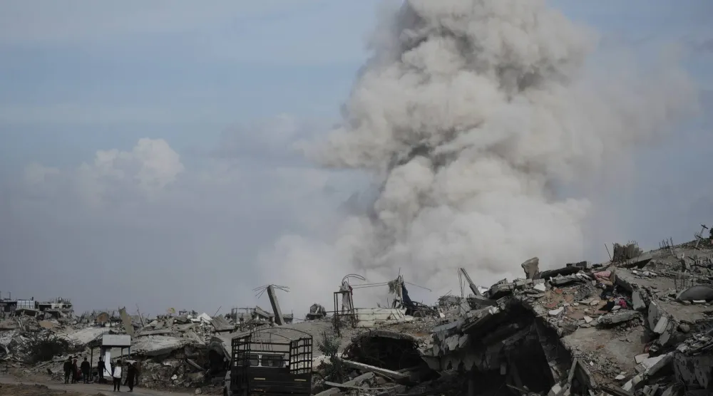 الدخان يتصاعد بعد إقدام الجيش الإسرائيلي على هدم منزل في مدينة غزة أمس (أ.ب)