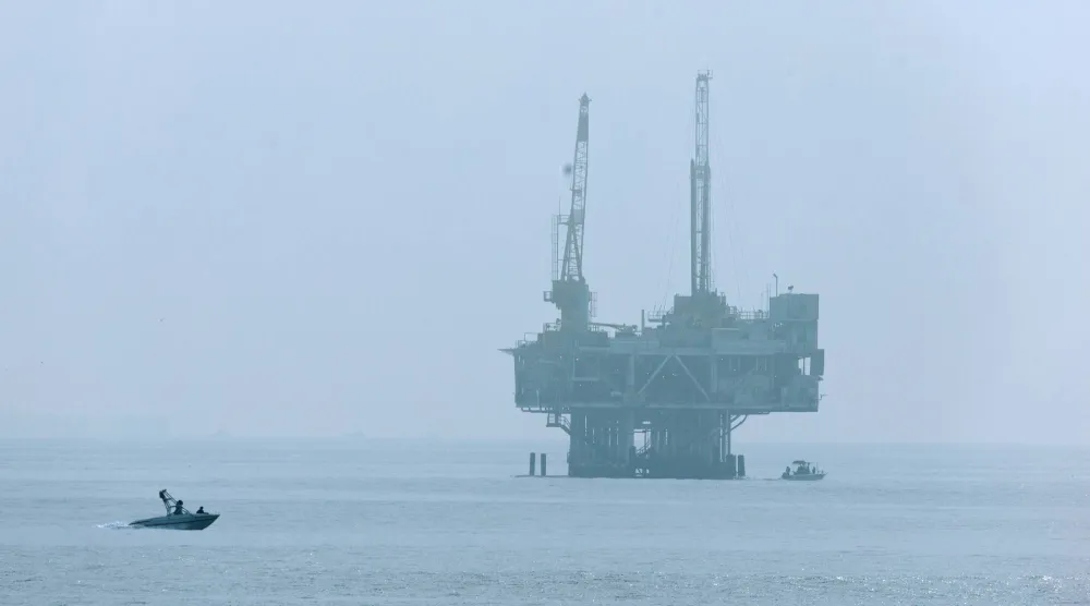 منصة التنقيب عن النفط البحرية «إستر» وسط الضباب قبالة سواحل كاليفورنيا (رويترز)