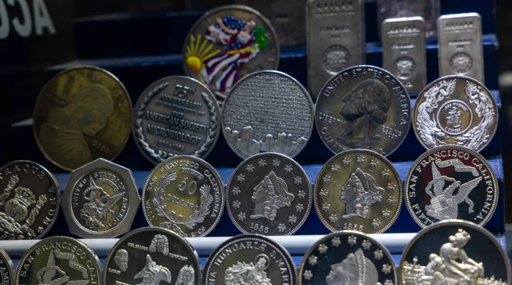 عملات فضية في حي المجوهرات بمانهاتن (أ.ف.ب)