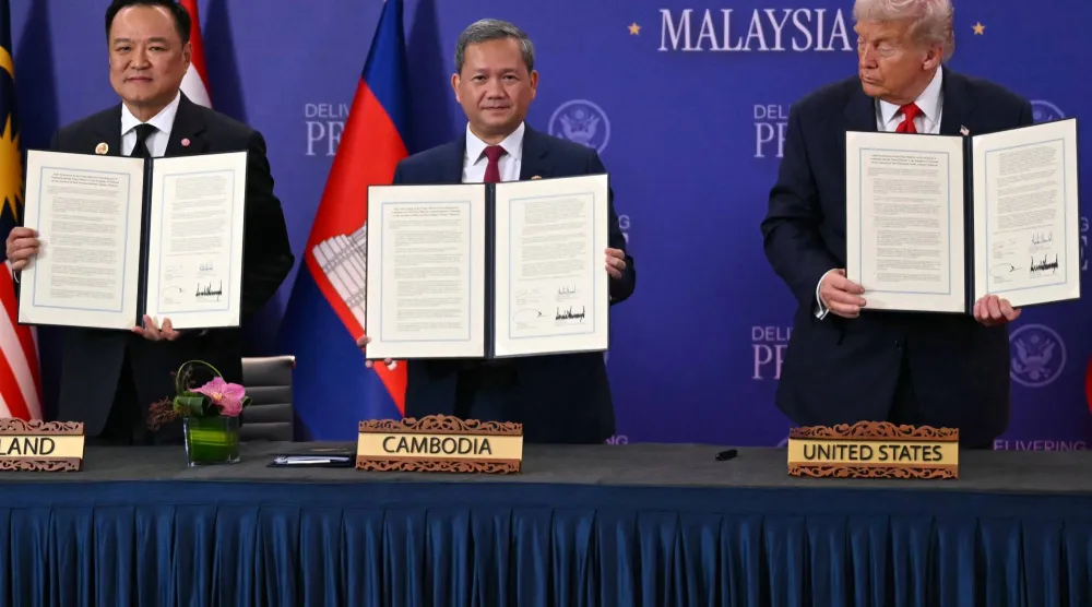الرئيس الأميركي دونالد ترمب (يمين) ينظر إلى رئيس وزراء كمبوديا هون مانيه (وسط) ورئيس وزراء تايلاند أنوتين تشارنفيراكول خلال مراسم التوقيع على اتفاقية وقف إطلاق النار على هامش القمة السابعة والأربعين لرابطة دول جنوب شرقي آسيا (آسيان) في كوالالمبور يوم 26 أكتوبر 2025 (أ.ف.ب)