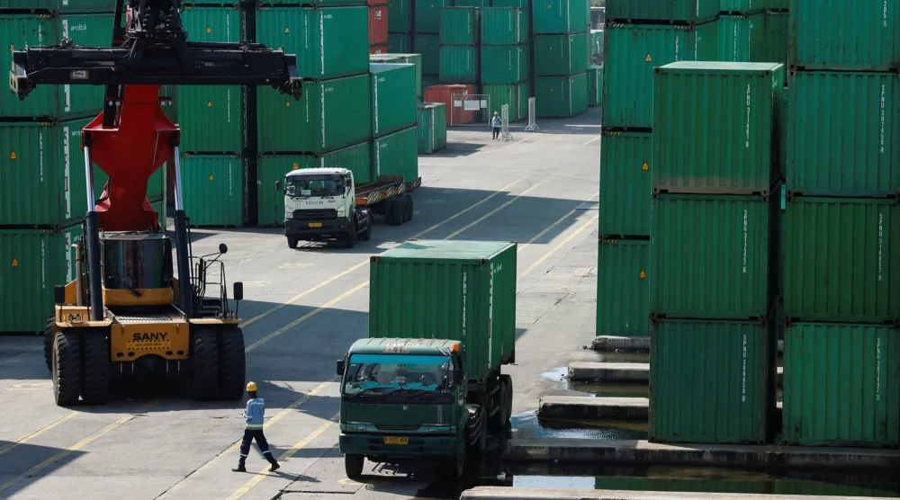 تفريغ شاحنة حاويات في جاكرتا بعد إعلان ترمب فرض رسوم 32 % على السلع الإندونيسية يوم 8 يوليو 2025 (رويترز)