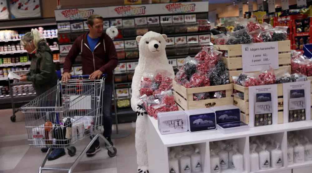 أناس يتسوقون في أقصى «سوبرماركت» شمال العالم بمدينة لونجياربيان في سفالبارد بالنرويج (رويترز)