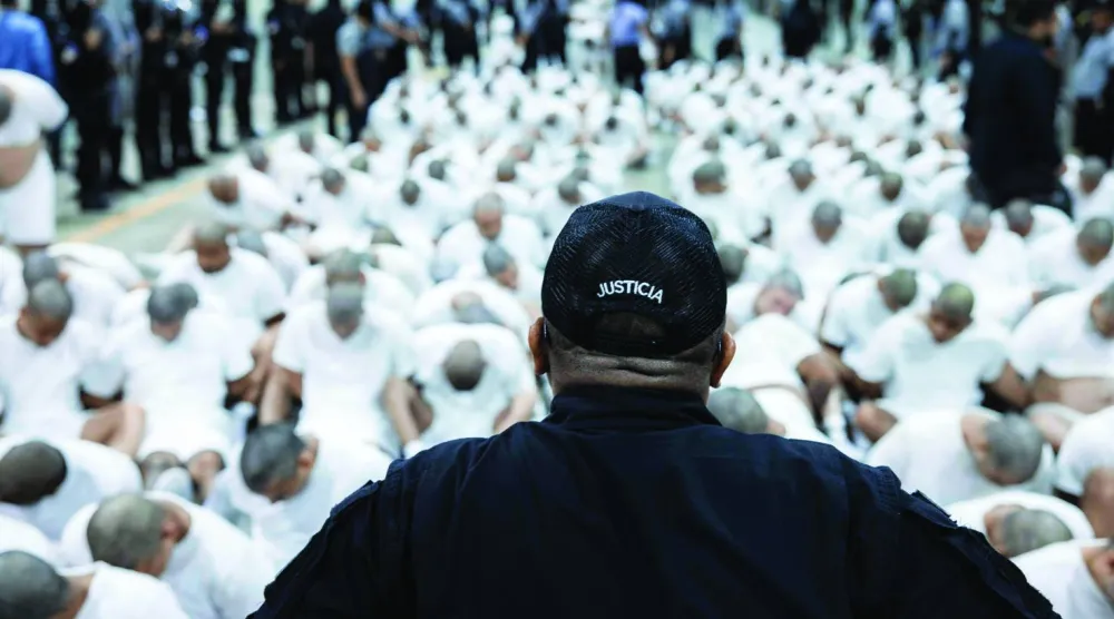 صورة نشرتها رئاسة السلفادور لوصول أعضاء في عصابة «ترين دو أراغوا» الفنزويلية إلى مركز لاحتجاز الإرهابيين بمدينة تيكولوكا (أ.ف.ب)