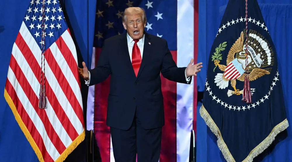 دونالد ترمب يصل لإلقاء كلمة حول الاقتصاد بكازينو «ماونت آيري» في بنسلفانيا يوم 9 ديسمبر 2025 (أ.ف.ب)