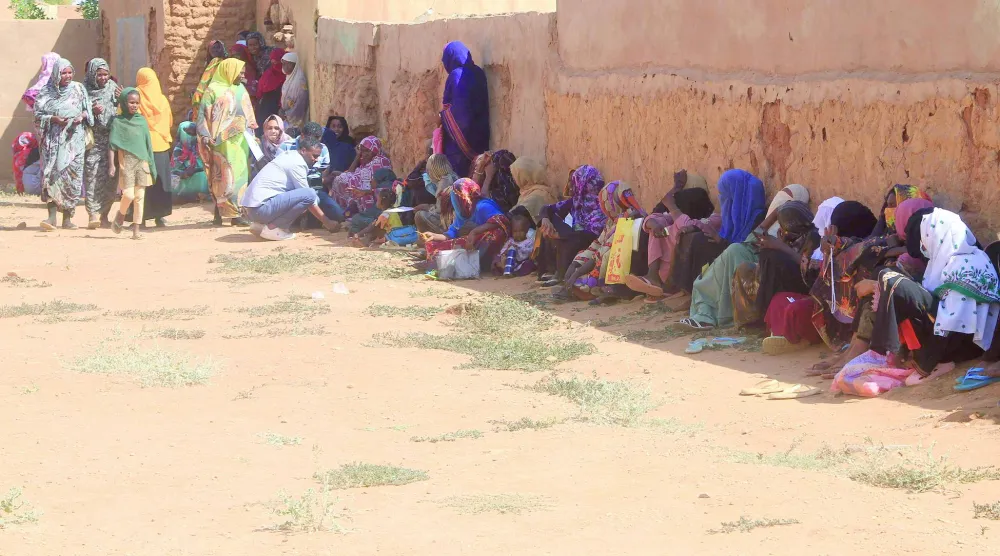 نازحون من شمال كردفان يجلسون في الظل بمدينة أم درمان التابعة لولاية الخرطوم نوفمبر الماضي (أ.ف.ب)