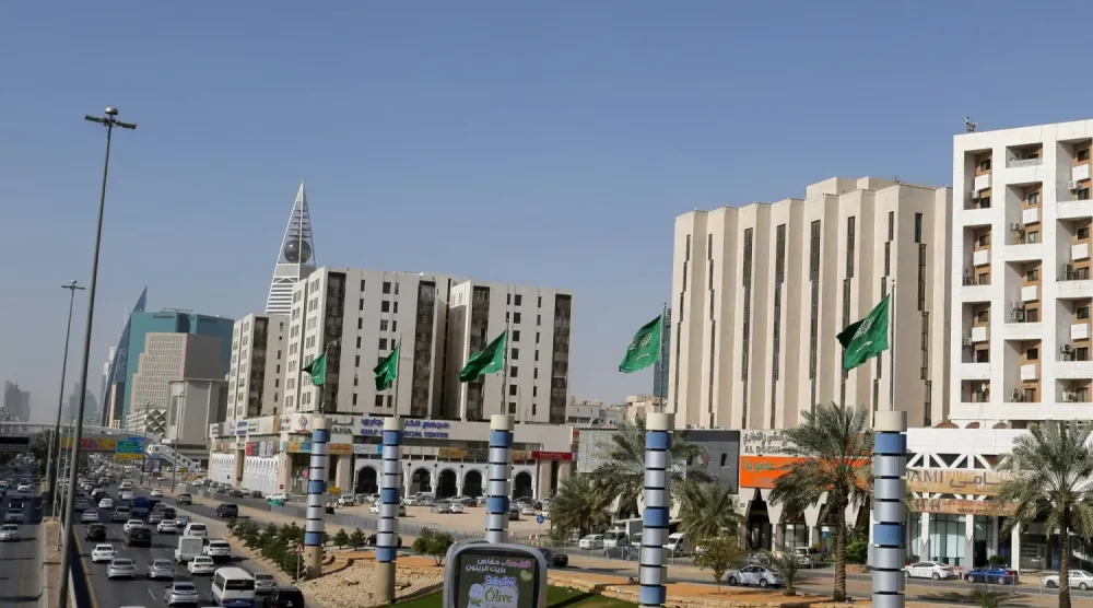 Riyad'da bir caddede seyreden arabalar (Reuters)