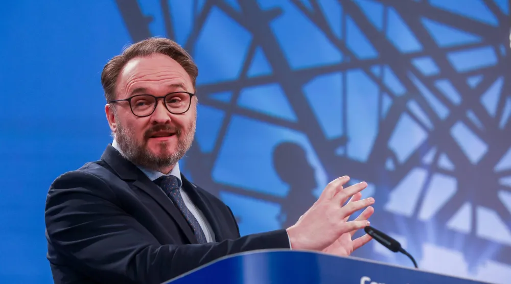 المفوض الأوروبي لشؤون الطاقة والإسكان دان يورغنسن يتحدث بمؤتمر صحافي في بروكسل (إ.ب.أ)