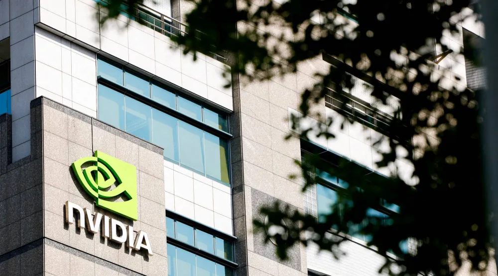 شعار شركة «إنفيديا» على واجهة أحد المباني التابعة لها في العاصمة التايوانية تايبيه (رويترز)