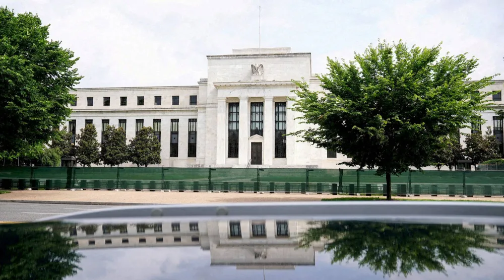 واجهة مبنى مجلس الاحتياطي الفيدرالي «مارينر إس. إيكلز» في واشنطن (رويترز)