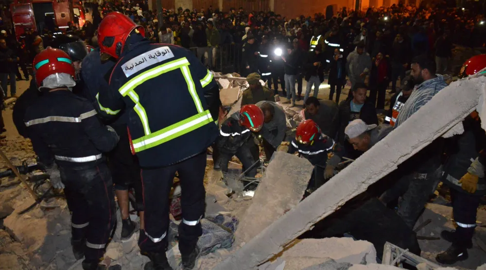 عناصر شرطة وإسعاف ورجال إنقاذ في موقع الحادثة للبحث عن ناجين تحت الأنقاض (إ.ب.أ)