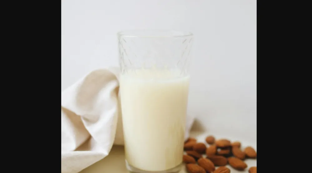 حليب اللوز يُعدّ سهل الهضم لمعظم الناس (بيكسلز)