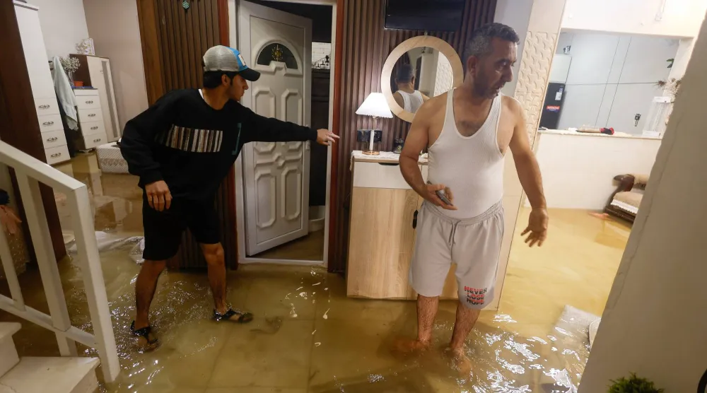 منزل غمرته السيول في النجف الأربعاء (رويترز)