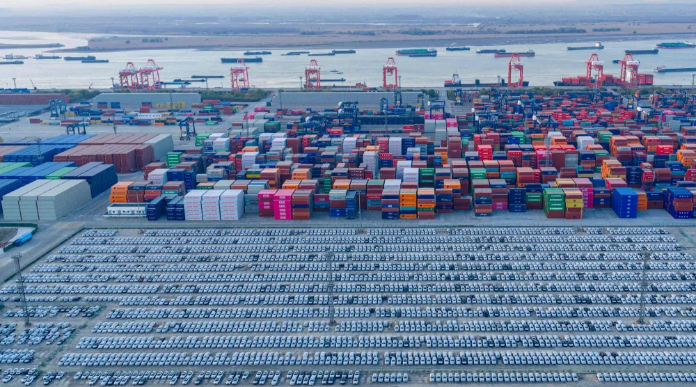 آلاف الحاويات المعدة للتصدير في ميناء نانجينغ شرق الصين (أ.ف.ب)