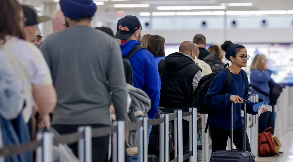 ركاب يقفون عند نقطة تفتيش في مطار بجورجيا الأميركية (إ.ب.أ)