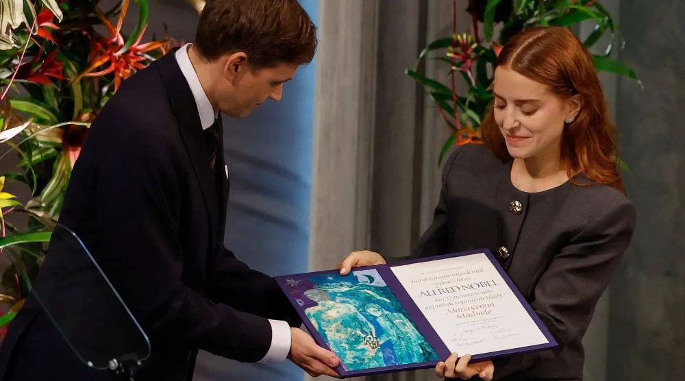 لحظة منح جائزة نوبل للسلام لزعيمة المعارضة الفنزويلية (أ.ف.ب)