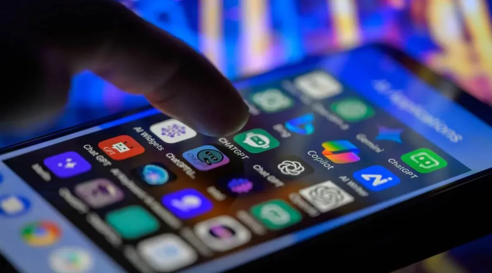 ستتيح الساعات النووية إنتاج هواتف فائقة الأداء (رويترز)