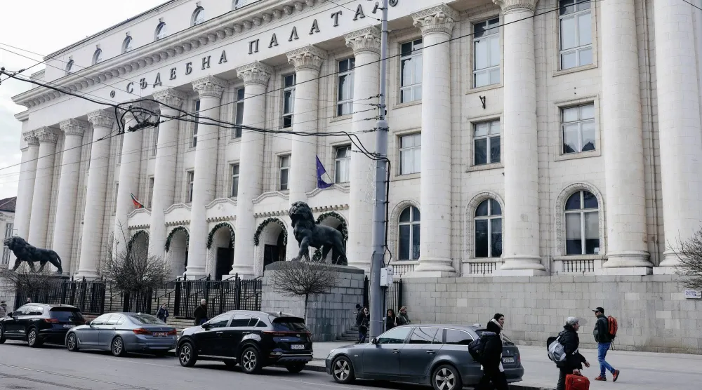 يمر الناس أمام محكمة مدينة صوفيا حيث تُعقد جلسة استماع لتسليم إيغور غريتشوشكين وهو مواطن روسي والمالك المزعوم لسفينة الشحن «إم في روسوس» في بلغاريا (إ.ب.أ)