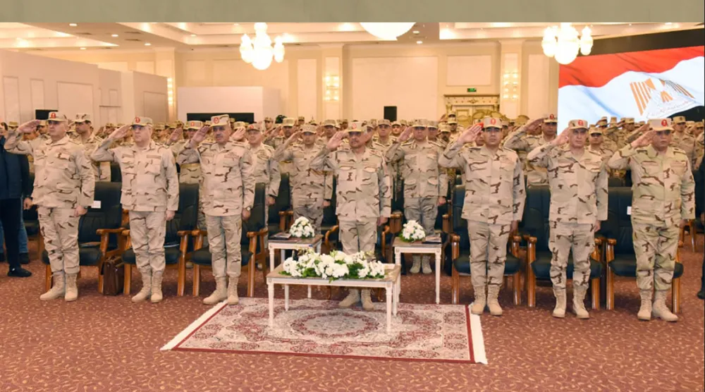 القائد العام للقوات المسلحة المصرية يلتقي عدداً من قوات حرس الحدود (المتحدث العسكري المصري)