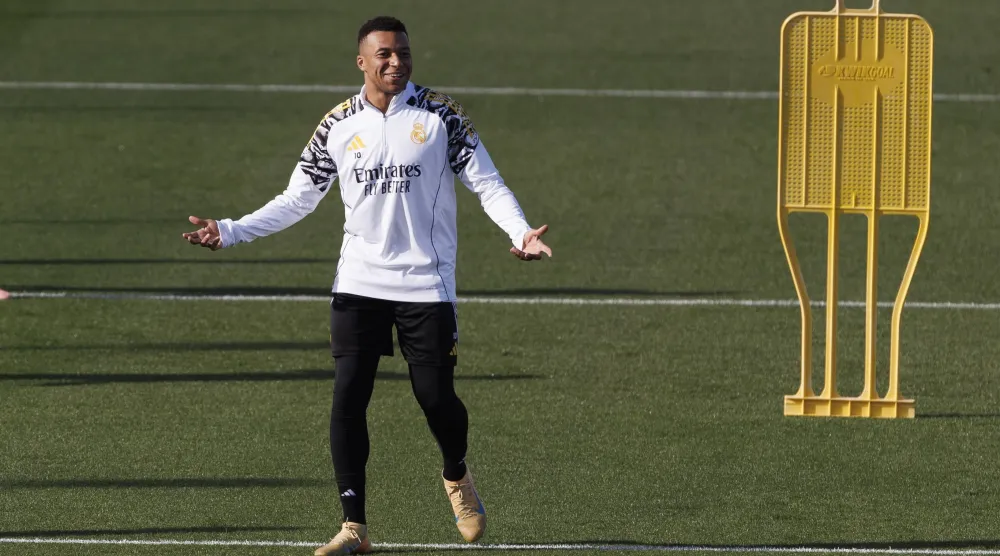 مبابي خلال التدريبات (إ.ب.أ)