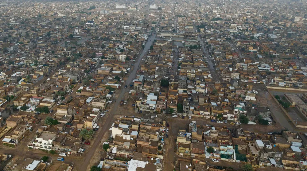 صورة جوية تُظهر شوارع غارقة بالمياه في مدينة الحلة وسط العراق (أ.ف.ب)