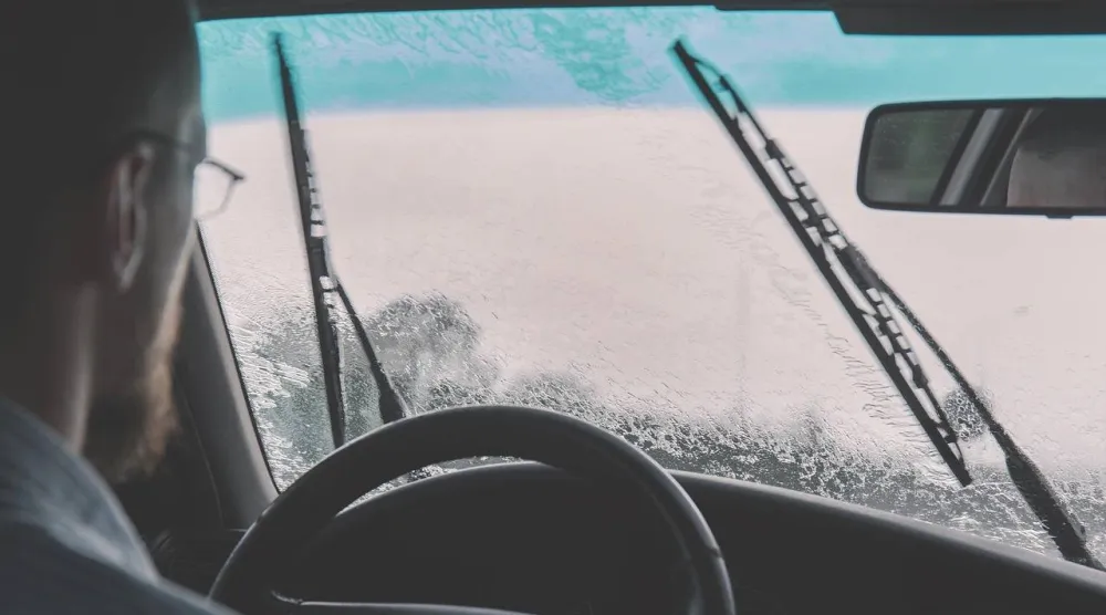 النظر إلى المصابيح الأمامية الساطعة قد يُضعف رؤيتك مؤقتاً عند القيادة ليلاً (بيكسباي)