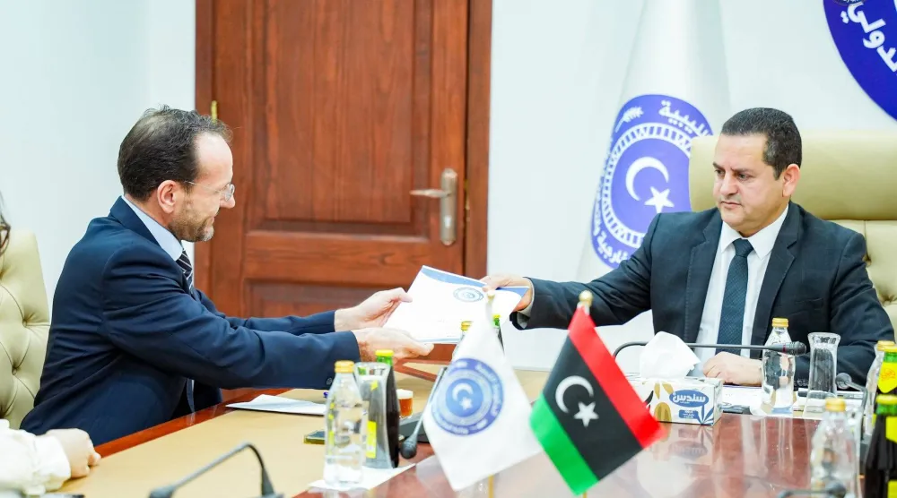 الحويج خلال لقائه قنصل اليونان في بنغازي (حكومة الاستقرار)