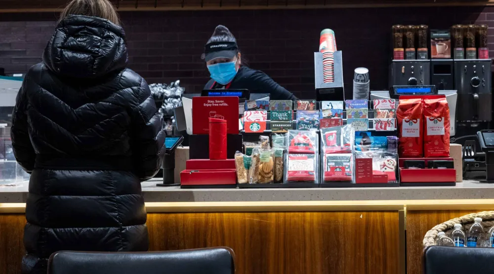 مقهى «ستاربكس» في مانهاتن (أ.ف.ب)