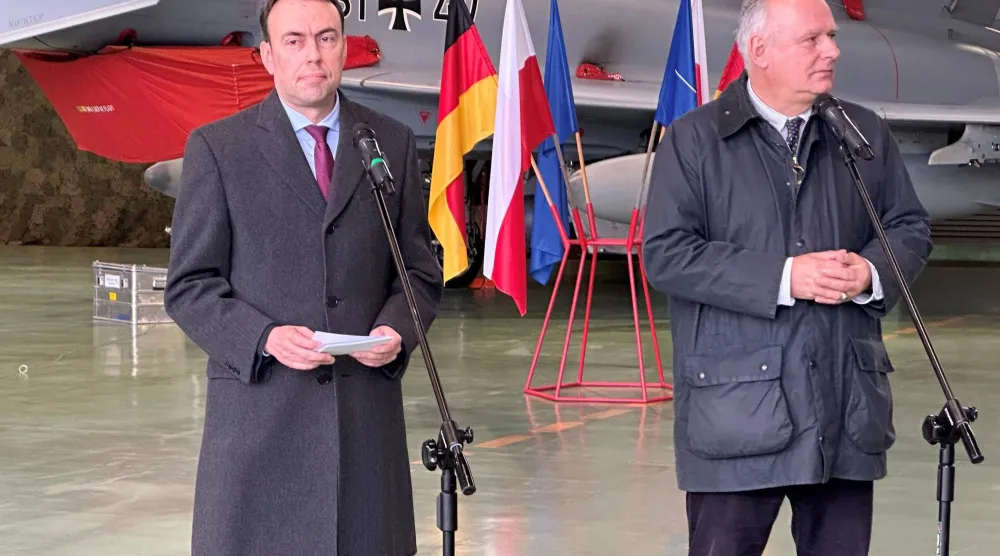 يقف نيلز شميد السكرتير البرلماني لوزير الدفاع الاتحادي مع وزير الدولة البولندي للدفاع باويل زاليفسكي أمام طائرة يوروفايتر (د.ب.أ)