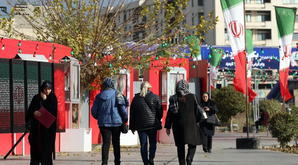 أعلام إيرانية وسط العاصمة طهران الأربعاء (إ.ب.أ)