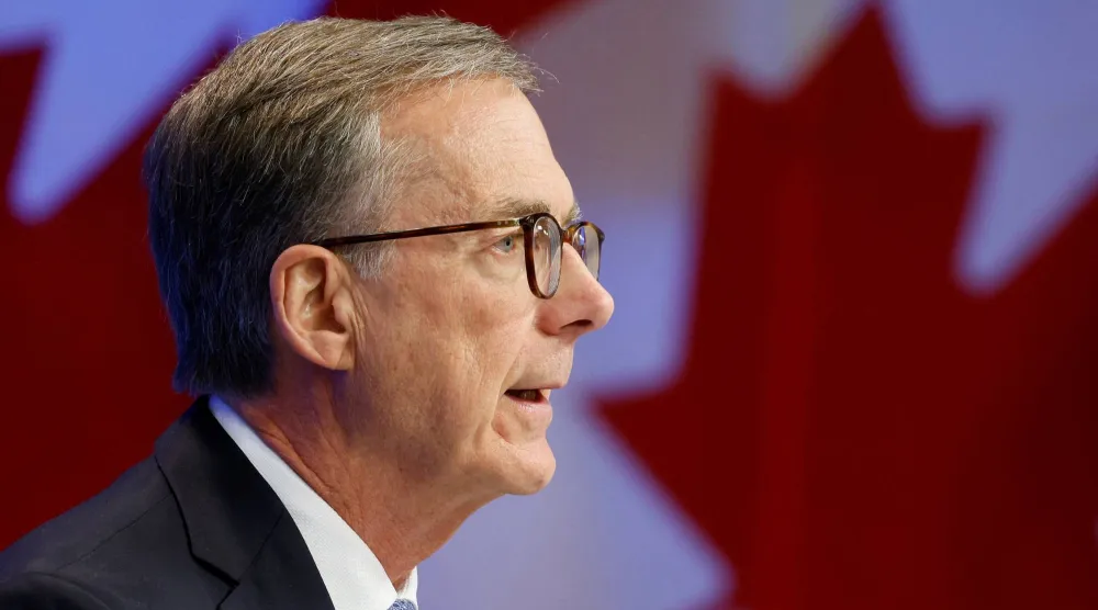 محافظ بنك كندا تيف ماكليم في مؤتمر صحافي في سبتمبر الماضي (رويترز)