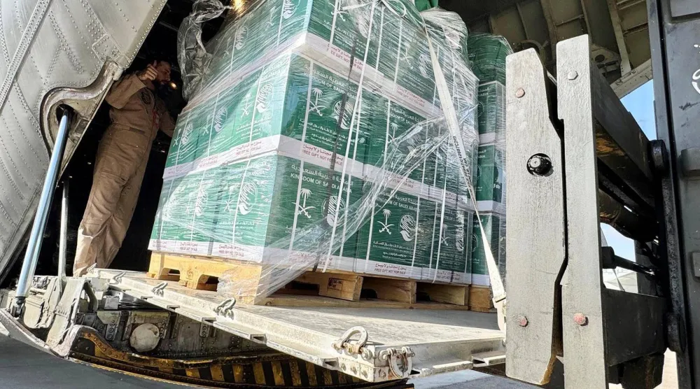 حملت الطائرة الإغاثية سلالاً غذائية وحقائب إيوائية تمهيداً لنقلها إلى المتضررين داخل غزة (واس)