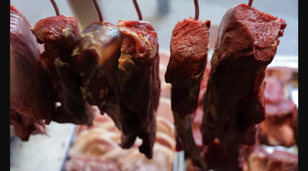 استبعاد اللحوم يُقلل من كمية الدهون المشبعة والكوليسترول التي تتناولها (رويترز)